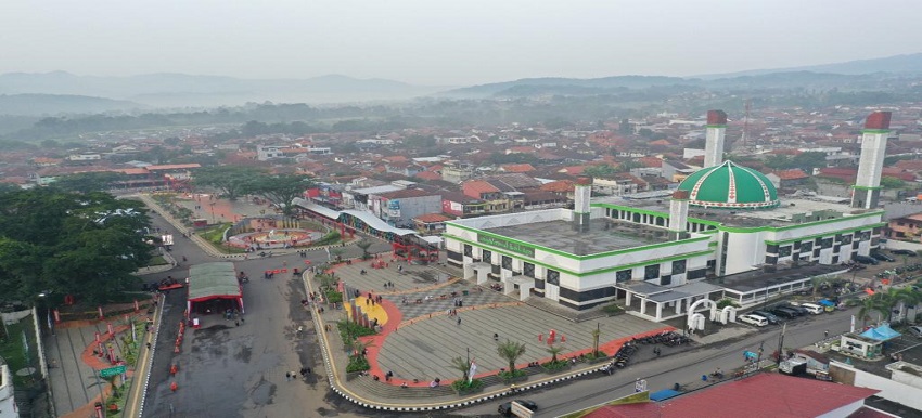 Lanskap Gunung Ciremai mewarnai wajah baru Alun-alun Kuningan yang biasa disebut sebagai Taman Kota. Kini warga Kuningan dapat menikmati hasil revitalisasi ruang publik tersebut untuk menghabiskan libur akhir pekan dengan keluarga. Peresmian dilakukan oleh Gubernur Jawa Barat Ridwan Kamil di area Taman Kota Kuningan, Kabupaten Kuningan, Minggu (30/1/2022) pagi. "Dengan mengucapkan Bismillahirrahmanirrahim, di hari minggu yang cerah ini, saya resmikan Alun-alun Kuningan," kata Kang Emil--sapaan Ridwan Kamil. Ketika ditanya tentang konsep desain Taman Kota Kuningan, Kang Emil merasa puas karena ada landmark kuda berdampingan dengan Masjid Agung Syiarul Islam. Nantinya, sekitar area tersebut, tepatnya di Jalan Siliwangi, akan ada penataan pedestrian.