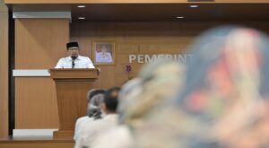 Gubernur Jawa Barat Ridwan Kamil menekankan tiga hal kepada Aparatur Sipil Negara (ASN) Pemda Kota Bekasi dalam menjalankan tugas. Pertama, menjunjung tinggi integritas. Kemudian yang kedua adalah para ASN harus memiliki sifat melayani. Jangan sampai terdengar ada ASN Pemda Kota Bekasi yang bertindak seperti raja yang ingin selalu dilayani. Terakhir, Kang Emil --sapaan Ridwan Kamil-- berpesan agar ASN Pemda Kota Bekasi beradaptasi dengan perkembangan zaman. Karena menurutnya, jika ASN tidak memiliki keinginan untuk beradaptasi, maka akan tertinggal oleh zaman yang serba cepat.