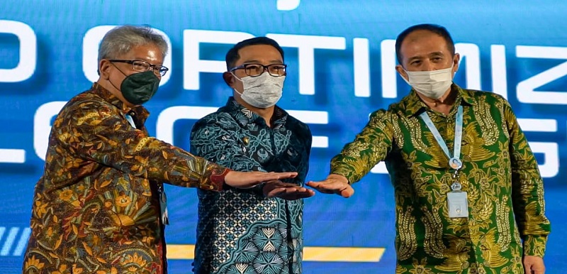 Direktur Utama bank bjb Yuddy Renaldi mengajak seluruh insan bank bjb untuk menatap tahun 2022 ini dengan penuh semangat dan optimisme. "Saya menyampaikan apresisasi serta ucapkan terima kasih yang sebesar-besarnya kepada seluruh insan bank bjb, kita akan mencatatkan kinerja di tahun 2022 yang lebih baik lagi dari tahun 2021," ujarnya pada acara Business Review Full Year - Tahun 2021, di Bali, Senin 17 Januri 2022.