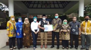 Gubernur Jawa Barat Ridwan Kamil sudah menyerahkan surat tugas Plt. Wali Kota Bekasi. Dengan begitu, Wakil Wali Kota Bekasi Tri Adhianto resmi menjadi Plt. Wali Kota Bekasi mulai hari ini. "Tadi saya menyerahkan surat penugasan Wakil Wali Kota Bekasi Pak Tri menjadi Plt. Wali Kota," ucap Kang Emil --sapaan Ridwan Kamil-- di Kota Bandung, Jumat (7/1/2022). Kang Emil mengatakan, dengan adanya surat penugasan tersebut, Tri Adhianto kini bisa menandatangani dokumen-dokumen dan menyelenggarakan kegiatan pembangunan sebagai Plt. Wali Kota Bekasi.