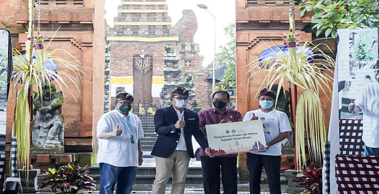 una mewujudkan kesejahteraan para pelaku Usaha Mikro Kecil Menengah (UMKM) terutama di pulau Bali, bank bjb menggelar program Mesra (Masyarakat Ekonomi Sejahtera). Direktur Utama bank bjb Yuddy Renaldi mengatakan, latar belakang pulau dengan keberagaman yang mendukung pariwisata dan ekonomi kreatif serta merupakan centre of excellent pariwisata di Indonesia, bank bjb memilih Provinsi Bali meluncurkan kegiatan ‘bjb Mesrakan Bali’. ‘Dengan kegiatan ini bank bjb berkomitmen untuk ikut serta dalam menggerakan ekonomi umat dan mensejahterakan pelaku UMKM di sekitar rumah ibadah di Bali,’ papar Yuddy Renaldi Rabu 18 Januari 2022.