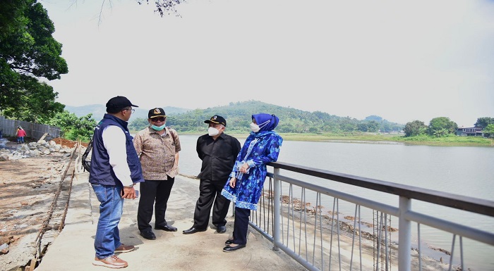 Komisi IV DPRD Provinsi Jawa Barat lakukan kunjungan lapangan ke lokasi Revitalisasi Situ Ciburuy Kabupaten Bandung Barat, Rabu (5/1/2022). Kunjungan lapangan tersebut dilakukan dalam rangka melihat secara langsung progres pembangunan revitalisasi Situ Ciburuy. Selain itu dalam kunjungan tersebut turut hadir Wakil Ketua DPRD Provinsi Jawa Barat Ineu Purwadewi Sundari yang juga merupakan koordinator Komisi IV DPRD Jabar. Ketua Komisi IV DPRD Provinsi Jawa Barat Tetep Abdulatip berharap, proses revitalisasi Situ Ciburuy dapat segera rampung mengingat saat ini kontruksi utama telah selesai dibangun sehingga tinggal menyisakan proses finishing.