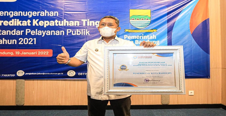 Ombudsman memberikan penghargaan kepada Pemerintah Kota (Pemkot) Bandung sebagai kota dengan predikat kepatuhan tinggi dalam standar pelayanan publik. Perwakilan Ketua Ombudsman Jawa Barat, Dominikus Dalu menyampaikan, selain Kota Bandung, ada juga Kabupaten Ciamis yang menerima penghargaan ini pada tahun 2021