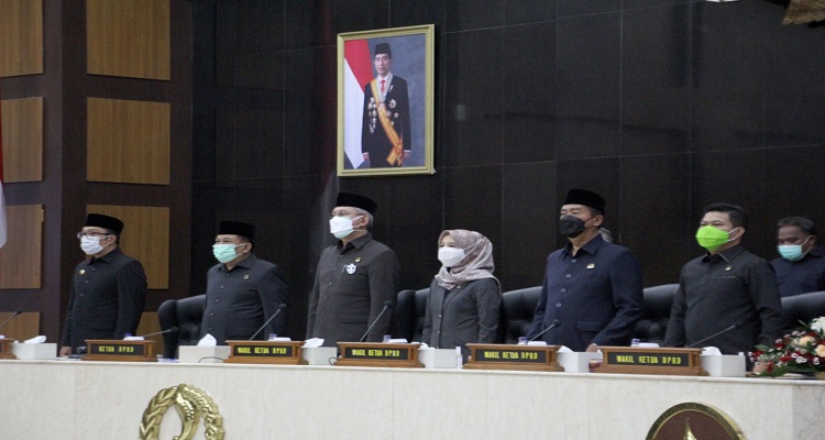 Delapan daerah diusulkan untuk menjadi kabupaten baru di Jawa Barat. Dari delapan daerah itu, lima di antaranya telah disetujui oleh DPRD Jabar. Sementara tiga lainnya baru diterima usulannya oleh DPRD Jabar untuk kemudian digodok tim pansus. Gubernur Jabar Ridwan Kamil mengatakan usulan tiga calon daerah otonom baru (CDPOB) merupakan upaya Pemprov Jabar dalam hal mencapai target pemekaran daerah. “Kita harus memekarkan dari 27 menjadi 40-an daerah,” kata Emil –sapaan Ridwan Kamil– usai rapat paripurna di gedung DPRD Jabar, Jumat (11/2/2022). Adapun tiga daerah yang diusulkan menjadi kabupaten baru yakni Tasikmalaya Selatan, Cianjur Selatan dan Garut Utara. Dengan tiga usulan tersebut, menambah daftar daerah yang nantinya menjadi kabupaten baru di Jabar.