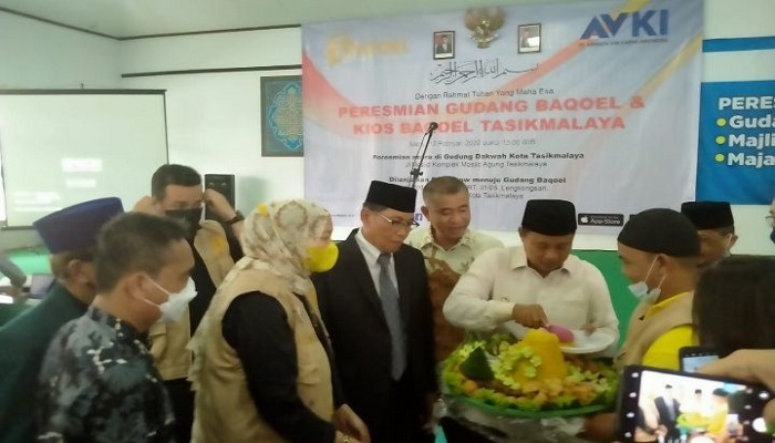 Wakil Gubernur Jawa Barat Uu Ruzhanul Ulum mengapresiasi kehadiran Kios Baqoel di Kota Tasikmalaya, Jabar. Diharapkan kehadiran perusahaan e-dagang ini dapat mengembangkan usaha mikro, kecil, dan menengah di Tasikmalaya. Pak Uu -sapaan Wagub Jabar- mengemukakan hal itu saat meresmikan Gudang Baqoel dan Kios Baqoel Tasikmalaya di Gedung Dakwah Kota Tasikmalaya, Sabtu (12/2/2022). Turut mendampingi Wali Kota Tasikmalaya Muhammad Yusuf. Baqoel dinilai mampu membuktikan diri sebagai perusahaan kebutuhan pokok yang maju dan kokoh di tengah masa pandemi COVID-19.