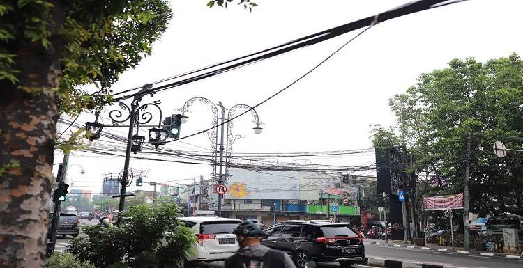 Sekretaris Daerah (Sekda) Kota Bandung, Ema Sumarna memastikan tidak ada kabel melintang di Jalan Ir. H. Juanda pada Februari 2022 ini. Seluruh kabel di Jalan Ir. H. Juanda akan berada di bawah tanah. "Ini (kabel) masuk kepada fasilitas mainhole yang sudah disiapkan. Kita 25 Februari nanti penanganan penurunan kabel tiang. Mulai dari Simpang Dago sampai perempatan Jalan Martadinata (Jalan Riau) harus selesai," kata Sekretaris Daerah Kota Bandung, Ema Sumarna, Jumat 18 Februari 2022. Pada kesempatan itu, Ema bersama sejumlah pejabat dinas terkait memantau proses pengalihan kabel di Jalan Ir. H. Juanda.