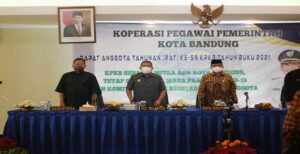 Mengusung prinsip "Oleh kita, untuk kita" Koperasi Pegawai Pemerintah Kota Bandung (KPKB) meluncurkan Koperasi Tokoku (Kopertoku) sebagai tempat belanja khusus untuk Aparatur Sipil Negara (ASN) Kota Bandung. Pelaksana Tugas (Plt) Wali Kota Bandung, Yana Mulyana mengapresiasi program ini. Menurut Yana, fungsi KPKB ialah harus mampu menyediakan minimal kebutuhan pokok untuk ASN. "Semoga pascapandemi, KPKB bisa membantu proses pemulihan ekonomi di Kota Bandung dengan cepat," ucap Yana, Kamis 24 Februari 2022. Ketua KPKB, Yaya Sunarya menjelaskan, tujuan Kopertoku ini agar para ASN yang biasanya belanja bulanan di minimarket, bisa beralih menuju ke unit usaha pemerintah.