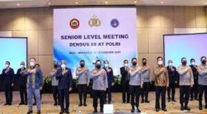 Kapolri Jenderal Listyo Sigit memberikan pengarahan dalam acara Senior Level Meeting Detasemen Khusus (Densus) 88 Antiteror Polri di Bali. Sigit berbicara soal optimalisasi peran stakeholders dan counterparts yang sinergis dalam penanganan terorisme di Indonesia. Dia mengungkapkan, akan mengembangkan struktur organisasi Densus 88 Antiteror Polri untuk semakin mengoptimalkan peran dari pencegahan dan penegakan hukum terhadap tindak pidana kejahatan terorisme di Indonesia. "Sejalan dengan tantangan yang meningkat dan semakin kompleks, maka Pemerintah setuju terhadap usulan kita pengembangan struktur Densus 88 Antiteror Polri. Alhamdulillah Perpres ditandatangani dan saat ini kita memiliki lima bintang satu. Dan harapan kita tak berhenti dan kita akan kembangkan," ujar Sigit, Rabu (16/2/2022).