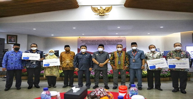 Pemerintah Kota (Pemkot) Bandung melepas sejumlah Aparatur Sipil Negara (ASN) yang memasuki masa purnabakti. Sebanyak 397 ASN purnabakti mengikuti acara ini secara hybrid (30 luring dan 367 daring). Dalam acara tersebut, Plt. Wali Kota Bandung Yana Mulyana menyampaikan apresiasi atas kinerja dan dedikasi para ASN selama berkiprah di Pemkot Bandung. Menurutnya, masa pensiun bukan akhir untuk berkarya. “Pensiun bukan akhir masa berkarya, namun menjadi awal karir di tempat baru,” ucap Yana di Balai Kota Bandung, Kamis 24 Februari 2022. Yana juga mengingatkan kepada para purnabakti bahwa peluang pengabdian kepada negara masih terbuka sekalipun tak lagi mengenakan seragam ASN. Untuk itu, Yana juga meminta kepada jajarannya di BPSDM Kota Bandung untuk membekali keterampilan pada ASN purnabakti di lingkungan Pemkot Bandung.