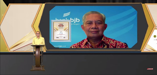 PT Bank Pembangunan Daerah Jawa Barat dan Banten Tbk (bank bjb) meraih Indonesia Best BUMD Awards 2022 karena ikut berperan penting dalam membangkitkan perekonomian daerah meski masih dalam situasi pandemi Covid-19. Penghargaan dari Warta Ekonomi ini diterima oleh Senior Executive Vice President (SEVP) Bisnis bank bjb Beny Riswandi bank bjb, Kamis 24 Februari 2022 melalui secara virtual. Direktur Utama bank bjb Yuddy Renaldi mengatakan bahwa "Penghargaan Indonesia Best BUMD Awards 2022 yang diraih bank bjb akan memacu semangat untuk bekerja lebih baik dan memberikan banyak manfaat kepada para Stakeholder dan Shareholder," ujar Yuddy. Dia menjelaskan bank bjb sebagai BUMD memiliki tiga peran penting. Pertama, untuk memberikan manfaat bagi perkembangan perekonomian daerah. Kedua, menyelenggarakan kemanfaatan umum berupa penyediaan barang dan/atau jasa yang bermutu bagi pemenuhan hajat hidup masyarakat sesuai kondisi, karakteristik dan potensi daerah yang bersangkutan berdasarkan tata kelola perusahaan yang baik. Ketuga, memperoleh laba dan/atau keuntungan.