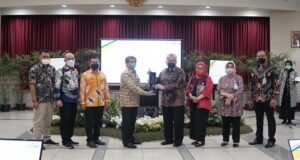 bank bjb menerima kunjungan kerja dari BPD Kalteng dan BPD Sumut untuk studi banding mengingat bank bjb merupakan BPD terbesar di Indonesia dan telah memiliki jaringan operasional di 14 Provinsi di Indonesia. Kunjungan dari BPD Kalteng dan BPD Sumut berlangsung selama dua hari pada Kamis 10 Februari dan Jumat 11 Februari 2022 ini diterima langsung oleh Wakil Gubernur Jawa Barat Uu Ruzhanul Ulum, Direktur Utama bank bjb Yuddy Renaldi, Direktur Kepatuhan bank bjb Cecep Trisna, Direktur Keuangan bank bjb Nia Kania, Direktur Konsumer dan Ritel Suartini beserta jajaran. Hadir dalam kegiatan tersebut jajaran direksi dari Bank Sumut meliputi Wakil Gubernur Sumatera Utara Musa Rajekshah, Kepala BPKAD Pemdaprov Sumut Ismael Parenus Sinaga, Komisaris Utama Bank Sumut Brata Kesuma, Komisaris Bank Sumut Syahruddin Siregar, Diretur Utama Bank Sumut Rahmat Fadillah Pohan, Direktur Kepatuhan Bank Sumut Eksir, serta Direktur Keuangan Bank Sumut Arieta Aryanti beserta jajaran.