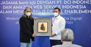 bank bjb atau bank dengan kode emiten BJBR memutuskan melakukan aksi korporasi besar dengan menggandeng raksasa data center terbesar di Asia Tenggara, PT DCI Indonesia, Tbk (DCI) atau perusahaan dengan kode emiten DCII untuk pengembangan digitalisasi. Perusahaan Information Technology (IT) milik Toto Sugiri ini bersepakat dengan bank bjb untuk bersama-sama mengembangkan layanan keuangan digital. Berbagai inovasi teknologi keuangan bakal dibuat sebagai jawaban atas kebutuhan nasabah yang serba cepat dan efisien. Melalui kerja sama ini, DCI berupaya memberikan kualitas data center terbaik guna menunjang pertumbuhan bisnis bank bjb di era transformasi digital.