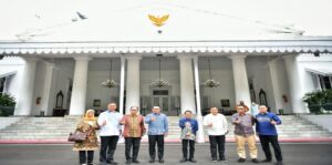 Gubernur Jawa Barat Ridwan Kamil menerima kunjungan Bupati Gorontalo Nelson Pomalingo beserta rombongan di Gedung Pakuan, Kota Bandung, Jumat (25/2/2022). Kunjungan Bupati Gorontalo ini ingin belajar dari pengalaman Jawa Barat terkait sejumlah hal, yaitu kinerja pegawai, pariwisata, dan pengelolaan keuangan. Dalam pertemuan tersebut, Ridwan Kamil menyampaikan beberapa hal tentang apa yang sudah dilakukan dan rencana Jawa Barat ke depan. Ia memaparkan rencana Jabar untuk membangkitkan ekonomi pasca COVID-19. Pertama, Jawa Barat berencana untuk mengambil peran terdepan dalam menyerap investasi.