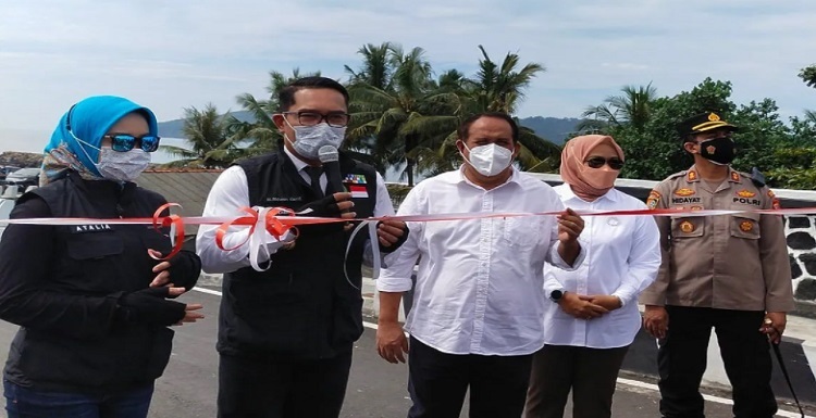 Gubernur Jawa Barat Ridwan Kamil meresmikan Jembatan Cikidang Pantai Timur Pangandaran, Minggu (20/2/2022). Jembatan yang dikenal dengan sebutan jembatan merah ini menghubungkan pelabuhan pendaratan ikan Cikidang dengan kawasan pantai timur Pangandaran. Nama Jembatan Merah merujuk pada warna cat dinding jembatan yang seluruhnya berwarna merah. "Namanya sesuai aspirasi masyarakat yaitu Jembatan Merah pada kesempatan ini saya resmikan," ucap Ridwan Kamil yang didampingi Bupati Pangandaran Jeje Wiradinata.