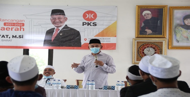 Wakil Ketua (Waket) DPRD Provinsi Jawa Barat Achmad Ru'yat menyebut, Raperda Rencana Tata Ruang Wilayah (RTRW) kedepan akan menjadi Perda yang strategis demi terwujudnya pembangunan di Jawa Barat yang sustainable development. Menurut Achmad Ru'yat, menjaga keseimbangan berbasis lingkungan rencana tata ruang ini akan dipersiapkan untuk 20 tahun kedepan. "Mana yang ruang terbuka hijau itu minimal 30% sehingga para pengambil kebijakan ini dalam memprogram pembangunan harus mempertahankan ruang terbuka hijau, disini dijelaskan bahwa luas wilayah dan darat dan lautnya Jawa Barat ini 5,33 juta hektar penduduk hampir 50 juta," katanya.