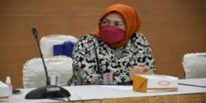 Gubernur Jawa Barat Ridwan Kamil memastikan Pembelajaran Tatap Muka (PTM) di seluruh wilayah Jabar sedang dievaluasi. Hal ini mengingat saat ini, kasus COVID-19 terus mengalami kenaikan oleh adanya varian Omicron di sejumlah daerah. Berdasarkan data Badan Nasional Penanggulangan Bencana (BNPB) per hari ini, ada 27.197 kasus aktif positif COVID1-9 se-nasional. Tambahan kasus tersebut membuat total positif COVID-19 di Indonesia berjumlah 4.414.483 kasus. Karena Omicron lagi naik maka mayoritas PTM sedang dievaluasi,Saat ini lonjakan kasus COVID-19 masih didominasi di wilayah aglomerasi Bodebek dan Bandung Raya yang masih menjadi episentrum. Oleh karena itu, kata Kang Emil, penanganan akan lebih difokuskan di wilayah tersebut. Menyikapi hal tersebut Hj.Sumiyati, S.Pd,i. M.Pol Anggota legislatif (Aleg) dari Fraksi Partai Demokrasi Indonesia Perjuangan (PDIP) DPRD Provinsi Jawa Barat mendukung Pemprov Jabar mulai menaikkan status kesiagaan Covid-19 karena adanya lonjakan penyebaran virus corona varian Omicron beberapa hari belakangan ini saat di hubungi melalui jaringan telepon selulernya Jumat (4/2/2022).