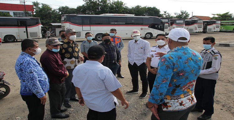 Wakil Ketua DPRD Provinsi Jawa Barat Achmad Ru'yat menyebut, pembangunan yang sedang berlangsung di terminal tipe B Ciledug ini merupakan aset yang dialihkan ke Provinsi Jawa Barat. Pembangunan terminal tipe B Ciledug tersebut sebagai upaya untuk memberikan pelayanan dan kemudahan transportasi masyarakat, khususnya di Kabupaten Cirebon. "Jadi kita on the spot melihat langsung dan berknoordinasi dengan petugas terkait jadi ada lahan 8.000 m2 dari Kabupaten Cirebon yang dialihkan menjadi aset Provinsi Jawa Barat untuk dibangun menjadi terminal tipe B," kata Ru'yat saat meninjau Terminal Ciledug bersama Pansus VI DPRD Jabar pada Jumat 18 Februari 2022.