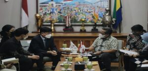 Pemerintah Kota Bandung berencana menjajaki kerja sama dengan Kota Daegu Korea Selatan. Hal ini disampaikan dalam pertemuan dengan perwakilan Daegu di Balai Kota, Jumat 18 Maret 2022. Dalam pertemuan tersebut, Plt. Wali Kota Bandung Yana Mulyana menyambut baik kedatangan perwakilan Daegu. Menurutnya, Kota Bandung dan Daegu memiliki banyak kesamaan sebagai kota metropolitan. “Sudah tiga kali antara Pemkot Bandung dan Daegu menjajaki kerjasama sister city. Pada dasarnya Pemerintah Kota Bandung menyambut baik,” ucap Yana. Lebih spesifik lagi, Yana berharap kerja sama antara Kota Bandung dan Daegu meliputi bidang pengelolaan sampah, transportasi, dan pariwisata. Jika memang sudah ada kesepahaman, Yana berharap kerjasama sister city dapat dilaksanakan. “Kami akan terus berproses, tentunya melalui legislatif (untuk menindaklanjuti kerja sama). Semoga kerjasama ini nantinya bisa membangun Kota Bandung menjadi lebih baik,” katanya.