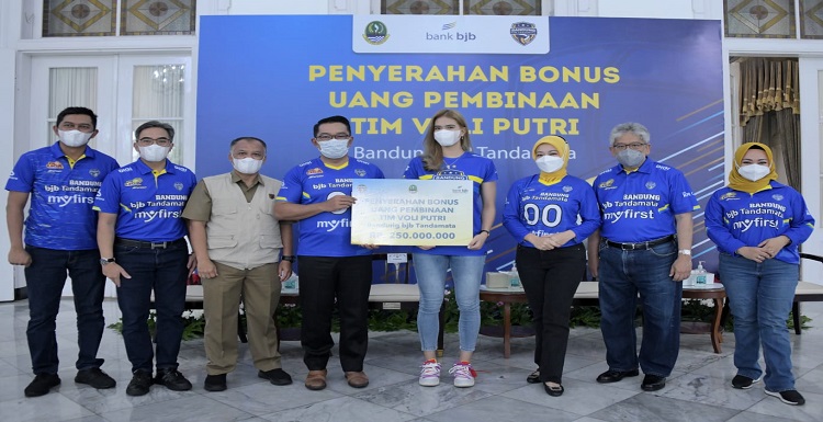 Tim Putri Bandung bjb Tandamata mendapatkan kadeudeuh atau uang pembinaan dari Pemerintah Daerah Provinsi Jawa Barat setelah menjuarai kompetisi bola voli PLN Mobile Proliga 2022. Kadeudeuh sebesar Rp 250 juta diserahkan langsung oleh Gubernur Jawa Barat Ridwan Kamil kepada Tim Bandung bjb Tandamata di Pendopo Rumah Dinas Gedung Pakuan Kota Bandung, Senin (28/3/2022). "Selamat kepada para pemain dan ofisial atas kemenangan meraih juara PLN Mobile Proliga 2022," kata Gubernur. Ini adalah gelar ketiga kalinya yang diraih tim Bandung bjb Tandamata sepanjang mengarungi kompetisi bola voli profesional se-Indonesia. Juara pertama dicapai pada 2003, lalu 2006, dan 16 tahun kemudian, yakni 2022 ini kembali merebut juara.