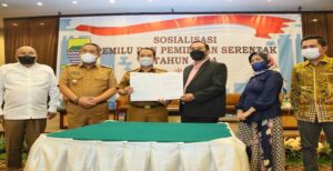 Pemerintah bersama legislatif, Komisi Pemilihan Umum (KPU), Badan Pengawas Pemilihan Umum (Bawaslu), dan Dewan Kehormatan penyelenggara Pemilu (DKPP) telah menetapkan pemilihan umum presiden dan wakil presiden, anggota DPRD provinsi, kabupaten kota dan DPD RI pada Rabu 14 Februari 2024 mendatang. Sedangkan pemilihan gubernur dan wakil gubernur, wali kota, wakil wali kota, serta bupati dan wakil bupati pada Rabu 27 November 2024. Terkait hal itu, Pemerintah Kota Bandung memastikan akan menyukseskan kedua pemilu tersebut. "Kesepakatan itu tentu harus dijalankan oleh semua pemangku kepentingan, termasuk jajaran Pemerintah kota Bandung," kata Pelaksana Tugas (Plt) Wali Kota Bandung, Yana Mulyana pada kegiatan Sosialisasi Pemilu dan Pemilihan Serentak 2024, Selasa 29 Maret 2022