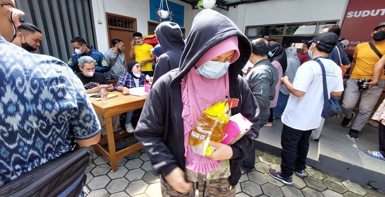 Meski tertutup masker, tapi kebahagiaan terpancar dari mata para warga Antapani Tengah pagi tadi, Sabtu, 12 Maret 2022. Setelah sekian lama berjibaku mencari minyak goreng di berbagai toko ritel, akhirnya warga bisa menemukannya dalam operasi pasar (OP) yang diadakan bersama Dinas Perdagangan dan Perindustrian (Disdagin) Kota Bandung. Kepala Disdagin Kota Bandung, Elly Wasliah menyampaikan, pada OP kali ini pemerintah meluncurkan 1.000 liter minyak goreng untuk 8 RW di Kelurahan Antapani Tengah. "Kegiatan ini juga merupakan inisiatif dari Lurah Antapani Tengah yang bekerja sama dengan Dagangan, salah satu aplikasi jual beli bahan pokok. Sebanyak 1.000 liter minyak goreng ini dengan merek Filma kita berikan untuk 500 warga di 8 RW Antapani Tengah," ungkap Elly. Elly menambahkan, meski sebenarnya di Antapani Tengah terdapat 24 RW, tapi saat ini memang baru bisa dipilih 8 RW dulu untuk menerima minyak goreng premium.