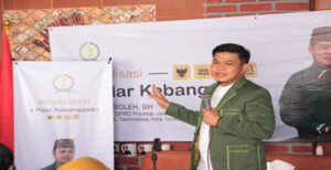 Sosialisasi 4 Pilar Kebangsaaan yang meliputi ( Pancasila, UUD 1945, NKRI, Bhinneka Tunggal ika ) merupakan satu kesatuan dalam mewujudkan kehidupan masyarakat yang adil, makmur, dan Bersatu. Wakil Ketua DPRD Provinsi Jawa Barat H. Oleh Soleh mengatakan bahwa sosialisasi empat pilar kebangsaan sangatlah penting, terlebih di tingkat RT dan RW, karena merekalah yang satu kali 24 jam yang mengetahui dan melihat keadaan masyarakat. “RT dan RW merupakan garda terdepan, dan merekalah yang 1 kali 24 jam mengetahui dan melihat keadaan masyarakat," katanya di Kota Tasikmalaya, Rabu, (02/03/2022).