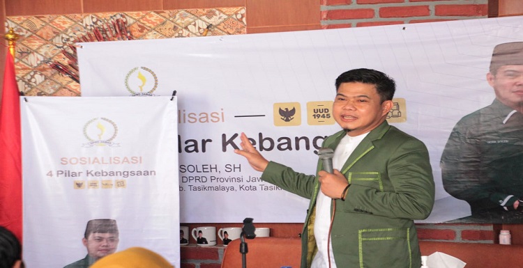 Sosialisasi 4 Pilar Kebangsaaan yang meliputi ( Pancasila, UUD 1945, NKRI, Bhinneka Tunggal ika ) merupakan satu kesatuan dalam mewujudkan kehidupan masyarakat yang adil, makmur, dan Bersatu. Wakil Ketua DPRD Provinsi Jawa Barat H. Oleh Soleh mengatakan bahwa sosialisasi empat pilar kebangsaan sangatlah penting, terlebih di tingkat RT dan RW, karena merekalah yang satu kali 24 jam yang mengetahui dan melihat keadaan masyarakat. “RT dan RW merupakan garda terdepan, dan merekalah yang 1 kali 24 jam mengetahui dan melihat keadaan masyarakat," katanya di Kota Tasikmalaya, Rabu, (02/03/2022).