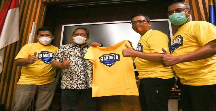 Ada tim basket keren yang siap bersaing di Kota Bandung nih. Namanya Bandung ASN Daraek Basket (Bandrek). Uniknya, semua pemainnya yaitu Aparatur Sipil Negara (ASN) dari lingkungan Pemerintah Kota Bandung. Hadi Surahman, Point Guard sekaligus Kapten tim basket Bandrek mengungkapkan, terbentuknya tim basket ini bermula pada tahun 2010. Saat itu ia bertemu sesama ASN yang memiliki hobi bermain basket. Saat itu ada 12 pemain dan sering berlatih di GOR C-tra. "Tujuan dibentuk basket ini karena hobi. Kita bukan kumpulan atlet, tapi kumpulan yang memiliki hobi yang sama. Setiap kali ada penerimaan ASN baru, kita rutin menanyakan siapa yang mau ikut bergabung dalam tim Bandrek ini," ungkapnya. Seiring berjalannya waktu, ada Pekan Olahraga Pemerintah Daerah (Porpemda) Jawa Barat pada tahun 2011. Tim inilah yang kemudian berlaga di ajang tersebut.