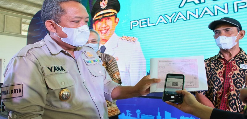 Pemerintah Kota Bandung melalui Badan Pengelolaan Pendapatan Daerah (BPPD) meluncurkan layanan pembayaran via QRIS bagi wajib pajak PBB, Senin 28 Maret 2022. Inovasi ini diyakini dapat mengakselerasi pendapatan, utamanya dalam rangka pemulihan ekonomi pasca pandemi Covid-19. Layanan QRIS untuk pembayaran Pajak Bumi dan Bangunan (PBB) ini diresmikan oleh Plt. Wali Kota Bandung Yana Mulyana. Ia menyebut PBB merupakan salah satu sumber penerimaan daerah yang memberi sumbangan signifikan untuk pembiayaan pembangunan, termasuk pembangunan di kewilayahan. “Sejalan dengan itu, Pemerintah Kota Bandung memberikan kemudahan pelayanan baik secara manual ataupun digital lewat QRIS untuk mempercepat, memperluas, serta mendorong integrasi ekonomi dan memulihkan ekonomi pasca pandemi,” ujar Yana.