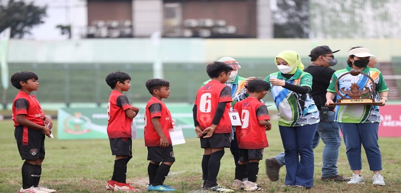 Ketua TP-PKK Provinsi Jawa Barat Atalia Praratya Ridwan Kamil menghadiri Penutupan Turnamen Sepak Bola SSB U-10 Piala Ketua Persit Kartika Chandra Kirana Daerah III/Siliwangi se-Jabar di Stadion Siliwangi, Kota Bandung, Minggu (27/3/2022). Turnamen yang bertajuk "Langkah Pertama Menuju Mental Juara" tersebut digelar untuk memperingati HUT ke-76 Persit Kartika Chandra Kirana Tahun 2022. Turnamen yang memperebutkan Piala Ketua Persit Kartika Chandra Kirana Kodam lll/Siliwangi itu diikuti oleh 26 klub dari berbagai daerah se-Jabar. Adapun SSB yang keluar sebagai Juara I yakni R2B Legend Bandung. Sedangkan Juara II, III, dan IV, diraih oleh R2B Pangandaran, SSB Arcamanik, dan SSB Bionsa. Atalia bersama Ketua Persit Kartika Chandra Kirana Kodam III/Siliwangi Mia Kunto Arief Wibowo memberikan apresiasi kepada semua SSB yang terlibat dalam turnamen tersebut.