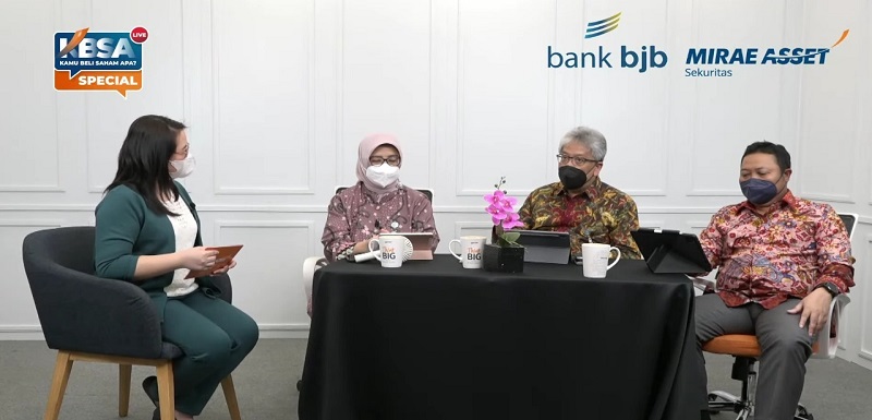 bank bjb terus berinovasi dan melakukan terobosan untuk menjadi bank besar di Indonesia. Berbagai program jangka menengah dan panjang tengah dirancang untuk menjadi raksasa BPD di Indonesia. Demikian disampaikan jajaran direksi bank bjb saat menjadi pembicara live Youtube Mirae Asset "Kamu Beli Saham Apa", Kamis (10/3/2022). Acara tersebut dihadiri Direktur Utama bank bjb Yuddy Renaldi, Direktur Keuangan bank bjb Nia Kania, Direktur Information Technology, Treasury & International Banking bank bjb Rio Lanasier.