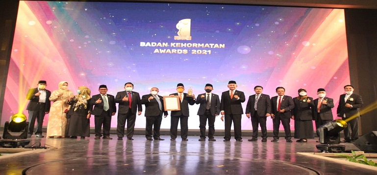 DPRD Provinsi Jawa Barat terus berupaya meningkatan dan memotivasi kinerja para anggotanya, satu di antaranya melalui Badan Kehormatan (BK) Award yang diadakan dalam dua tahun terkahir. Dengan begitu, prestasi para anggota DPRD yang sebenarnya bukan dilihat dari raihan suara di Dapil tetapi melalui pelaksanaan kinerja. Hal tersebut disampaikan Ketua BK, Herry Dermawan usai memberikan beberapa penghargaan kepada para anggota DPRD Jabar di Hotel Intercontinental, Kabupaten Bandung, Kamis malam (17/3/2022).