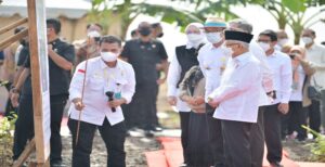 Gubernur Jawa Barat Ridwan Kamil mendampingi Wakil Presiden Republik Indonesia Ma'ruf Amin melihat langsung kegiatan tanam jagung dan kedelai di Desa Cipasung Sari, Kabupaten Purwakarta, Senin (28/3/2022). Penanaman dua komoditas itu dalam rangka program integrated farming yang telah dikembangkan di Jabar. Diketahui luas integreted farming mencapai 52 hektare, lima hektare di antaranya sudah siap tanam. Kementerian Pertanian sudah menyiapkan beberapa strategi agar integrated farming ini lebih berkembang. Proses dari dulu ke hilir dirancang dengan detail sampai ke pengelolaan mesin. Strategi pertama, menyiapkan offtaker atau penjamin komoditas hasil kelompok tani. Kedua, pola jagung tumpang sisip kedelai, integrasi komoditas lain. Ketiga, jadwal tanam Maret - April dan panen Juni- Juli dengan manfaat Rp559 juta/musim. Terakhir, pengembangan integrated farming dengan melibatkan satu gaptokan, tiga poktan, dan 85 petani.