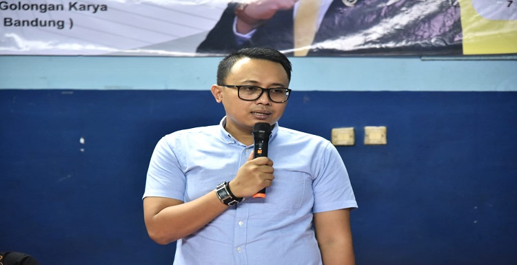 Anggota DPRD Provinsi Jawa Barat Daerah Pemilihan II ( Kabupaten Bandung ) Ahmad Hidayat.S.I.Kom Melaksanakan Reses II Tahun Sidang 2021-2022 di Kantor Desa Margahayu Tengah, Kabupaten Bandung. Ahmad Hidayat mengatakan,kesempatan reses ini merupakan kesempatan untuk masyarakat khususnya dari dapil II untuk menyuarakan aspirasi mereka dan masalah saluran air menjadi salah satu aspirasi masyarakat disini. "Reses ini kan merupakan momen dimana masyarakat khususnya dari daerah pemilihan saya Dapil II untuk memberikan aspirasi mereka dan biasanya kalau di daerah perkotaan seperti margahayu ini masalah saluran air karena pasti ada masalah dengan resapan air hingga terjadi banjir apalagi dimusim penghujan," ujar Ahmad di Kantor Desa Margahayu Tengah, Kabupaten Bandung. Kamis, (10/2/2022).