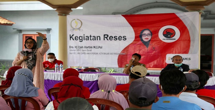 Anggota DPRD Provinsi Jawa Barat Dra. Hj. Ijah Hartini, melaksanaan Kegiatan Reses II Tahun Sidang 2021 – 2022 Daerah Pemilihan (Dapil) XIII  Kab. Ciamis, Kota Banjar, Kab. Pangandaran, Kab. Kuningan bertempat di Aula Desa Ciherang, Kecamatan Banjarsari, Kabupaten Ciamis, Selasa (8/3/22). Pada kesempatan reses tersebut Ijah Hartini mendapatkan berbagai aspirasi dari masyarakat yang salah satunya adalah terkait Rumah Tidak Layak Huni (Rutilahu) di wilayah Desa Ciherang. Dalam dialognya Ijah Hartini Anggota Komisi IV teraebut menampung aspirasi dari keluhan masyarakat bahkan menanggapi akan membantu menyampaikan aspirasi ini ke Pemerintah Provinsi Jawa Barat untuk ditindak lanjuti, karena hal ini merupakan upaya Pemerintah Pusat dan Pemerintah Provinsi Jawa Barat untuk mensejahterkan masyarakat yang kurang mampu.