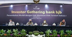 Kinerja kinclong bank bjb hingga Oktober 2021 menjadi modal bagi Yuddy Renaldi untuk mengajak investor tidak menyia-nyiakan kesempatan pada right issue yang masa perdagangannya mulai 9-16 Maret 2022. Saat menghadiri investor gathering bank bjb, Direktur Utama bank bjb Yuddy Renaldi memaparkan sejumlah indikasi positif kemajuan PT Bank Pembangunan Daerah Jawa Barat Banten, Tbk. tersebut. Mulai dari laba bersih dan kredit yang meningkat hingga terus ditekannya non performing loan (NPL) bank bjb. “Sampai 31 Oktober 2021, laba bersih bank bjb naik 24,8 persen (yoy) menjadi Rp1,6 triliun,” katanya dalam acara yang digelar secara hybrid tersebut, Selasa (1/3/2022). Pertumbuhan kredit bank bjb, hingga Oktober juga menunjukkan kemajuan berarti. Total kredit tumbuh 5,9 persen menjadi Rp94,9 triliun, ditopang kenaikan kredit konsumer sebesar 2,6% menjadi Rp61,1 triliun. Total aset pun terus menjulang. Kini, bank bjb, entitas berkode saham BJBR di Bursa Efek Indonesia itu memiliki aset Rp161,8 triliun. “Tumbuh 3,6 persen year on year,” sebutnya.