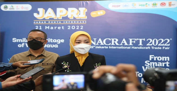 Provinsi Jawa Barat terpilih jadi ikon pada pameran terbesar se-Asia Tenggara The International Handicraft Trade Fair (Inacraft) 2022, yang akan digelar di Balai Sidang Jakarta Convention Center (JCC) 23-27 Maret 2022. Ditemui usai Japri (Jabar Punya Informasi) di Gedung Sate, Ketua Dewan Kerajinan Nasional Daerah (Dekranasda) Jabar Atalia Praratya Ridwan Kamil menuturkan, Jabar sudah mempersiapkan dengan matang untuk menjadi ikon di ajang bergengsi produk kerajinan tersebut. "Jabar terpilih jadi ikon Inacraft 2022, ini ajang bergengsi bertaraf internasional bahkan jadi pameran terbesar se-Asia Tenggara. Persiapan sudah dari jauh hari, kita sudah sangat siap sebagai ikon," ujar Atalia, Senin (21/3/2022). Dipilihnya Jabar jadi ikon Inacraft 2022 akan terlihat dari kehadiran paviliun besar seluas 232 meter persegi di pintu utama JCC. Di paviliun itu akan dipamerkan 335 produk UMKM yang sudah dikurasi. Tak hanya produk kerajinan, di paviliun tersebut juga akan ada berbagai kuliner khas Jabar, pertunjukan seni budaya hingga pelatihan.