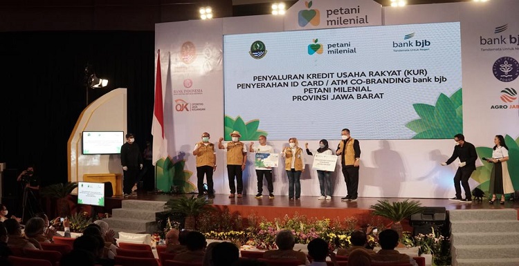 PT Bank Pembangunan Daerah Jawa Barat dan Banten Tbk (bank bjb) secara konsisten terus mendukung Petani Milenial yang merupakan program unggulan Pemerintah Daerah Provinsi Jawa Barat melalui permodalan dan pemberdayaan. Program Petani Milenial adalah Program Unggulan Provinsi Jawa Barat yang diluncurkan pada Maret 2021 untuk menjawab persoalan sektor pertanian dengan menggandeng milenial, mitra petani muda dan pemangku kepentingan Jawa Barat dalam kolaborasi Pentahelix yaitu kolaborasi antara Pemerintah, Kampus, Pengusaha, Komunitas dan Media. Latar Belakang dan Tujuan Program ini disampaikan secara resmi pertama kali oleh Gubernur Jawa Barat Ridwan Kamil di acara West Java Food and Agriculture Summit (WJFAS) 2020, yang diselenggarakan bekerjasama dengan Bank Indonesia Kantor Perwakilan Jawa Barat. Kolaborasi ini menjadikan Inaugurasi 24 Maret 2022 di Institut Pertanian Bogor (IPB) sebagai milestone perwujudan rumah besar Program Petani Milenial. Komiten bank bjb ini terlihat dalam acara Inaugurasi Petani Milenial yang berlangsung secada Hybrid Event dan terlaksana dengan protokol kesehatan Covid-19 ketat. Jumlah peserta pada inaugurasi Petani milenial tahun 2021 berjumlah 1.249 orang, yang diikuti secara offline oleh 300 orang perwakilan dan sisanya mengikuti secara online melalui media yang telah disediakan oleh Pemerintah Provinsi Jawa Barat.