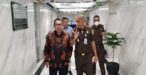 Serikat Media Siber Indonesia (SMSI) mendapatkan anugerah MURI untuk yang kedua kalinya, Senin (21/03/2022), Ketua Umum SMSI Pusat, Firdaus bertemu dengan Kepala Kejaksaan Tinggi (Kejati) DKI Jakarta, Reda Manthovani. Menurut Firdaus kedatangannya ke Kejati DKI Jakarta guna menyambung silaturahmi dengan Kajati DKI yang merupakan bagian dari keluarga besar SMSI. "Selain itu kita juga mengundang pak Kajati untuk hadir dalam acara tasyakuran raihan rekor MURI kedua SMSI pada 23 Maret ini, sekaligus menerima anugerah Sahabat Pers Indonesia," ucap Firdaus. "Pak Kajati DKI sebelumnya masuk dalam salah satu usulan penerima anugerah Sahabat Pers Indonesia dari SMSI Banten, untuk itu kedatangan kami kemarin juga mendengarkan paparan dari Pak Kajati terkait penegakan supremasi hukum di DKI Jakarta saat ini yang sedang sedang dan akan dilakukan Kejati DKI Jakarta," imbuh Firdaus didampingi Ketua Forum Pemred Media Siber, Wilson Lumi.