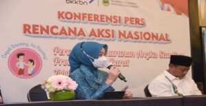 Jawa Barat terus berkomitmen menurunkan angka prevalensi stunting atau tengkes, di antaranya dengan meningkatkan pola asuh, pola makan, dan sanitasi. Ditemui usai sosialisasi Rencana Aksi Nasional Percepatan Penurunan Angka Stunting (RAN PASTI) Jawa Barat di Trans Luxury Hotel, Kota Bandung, Ketua Tim Penggerak PKK Jabar Atalia Praratya Ridwan Kamil mengatakan, Jabar mengerahkan 1,4 juta kader PKK untuk mendampingi keluarga. "Ada tiga hal yang kita dorong untuk menurunkan angka stunting yaitu pola asuh, pola makan dan sanitasi. Semua program ini ada di PKK yang kadernya sebanyak 1,4 juta orang," ujar Atalia Praratya Jumat (11/3/2022). Tak hanya itu, untuk mengejar target Jabar zero stunting pada 2023, PKK Jabar bersama BKKBN dan bidan desa telah membentuk Tim Pendamping Keluarga. Atalia berharap, tim yang anggotanya mencapi 37 ribu orang ini mampu menjangkau sasaran keluarga lebih dekat.