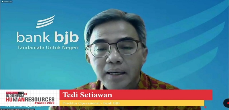 PT Bank Pembangunan Daerah Jawa Barat dan Banten, Tbk. (bank bjb) berhasil meraih penghargaan Indonesia Human Resources Award 2022 atas konsistensinya dalam melakukan peningkatan kapasitas Human Capital (HC). Warta Ekonomi menetapkan bank bjb sebagai The Best HR Management for The Outstanding Commitment on a Competitive HR Development Approach to Support Company Business Growth and Improvement, dengan kategori Regional Bank. Adapun acara ini diselenggarakan secara online pada Kamis, 31 Maret 2022 yang diterima oleh Direktur Operasional bank bjb, Tedi Setiawan. Dalam sambutannya Tedi menyampaikan “Pengembangan HC yang baik akan memberikan dampak positif pada proses pertumbuhan ekonomi Indonesia secara terus menerus dan berkesinambungan. bank bjb konsisten melakukan peningkatan kapasitas HC sehingga bisa terus melakukan inovasi dan menjadikan bank bjb sebagai 'Tandamata Untuk Negeri'," ujarnya.