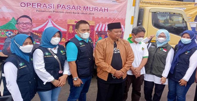 Wakil Gubernur Jawa Barat Uu Ruzhanul Ulum memantau langsung pelaksanaan operasi pasar minyak goreng yang digelar di Kantor Kecamatan Pamanukan, Kabupaten Subang, Jumat (18/3/2022). Sebelumnya sempat ramai diberitakan, bahwa operasi pasar yang hendak digelar di Pamanukan batal. Wagub memberikan klarifikasi, bahwa operasi pasar yang sedianya dilaksanakan beberapa hari lalu dijadwal ulang, yang kemudian dilaksanakan pada hari ini. Operasi pasar yang digelar merupakan hasil kolaborasi antara Pemda Provinsi Jabar melalui Disperindag Jabar, BUMD PT Agro Jabar, serta dengan pihak terkait lainnya.