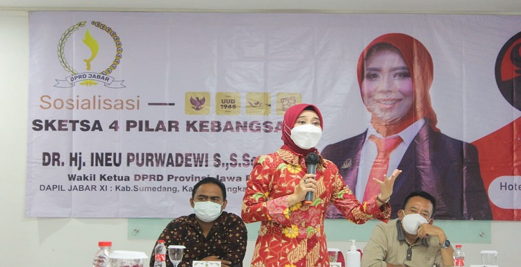 Wakil Ketua (Waket) DPRD Provinsi Jawa Barat, Dr. Hj. Ineu Purwadewi Sundari, S.Sos., MM meminta generasi milenial menjadi motor untuk menyosialisasikan empat pilar kebangsaan. Sebab, di era globalisasi dan maraknya budaya luar yang masuk harus diimbangi dengan penguatan wawasan kebangsaan,tuturnya di Hotel Nalendra Plaza Subang, Rabu , (2/3/2022). "Saya berharap meraka jadi motor untuk menyosialisasikan 4 pilar kebangsaan di daerah masing-masing,Empat pilar kebangsaan ini merupakan nilai-nilai atau norma yang harus dijalankan oleh warga negara Indonesia. Empat pilar yang dimaksud adalah Pancasila, UUD 45, NKRI dan Bhinneka Tunggal IKA", kata Ineu Menurutnya, empat pilar kebangsaan yang terus disosialisasikan oleh pihaknya dapat memberikan dampak positif bagi penerus bangsa terutama generasi milenial. Sehingga, generasi milenial dapat mengimplementasikan empat pilar kebangsaan dan juga dapat menjawab tantangan internal dan eksternal.