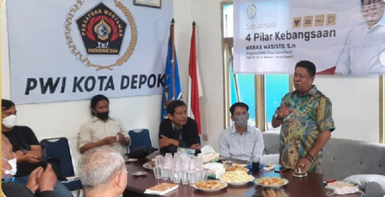 Anggota DPRD Provinsi Jawa Barat Dapil Jabar VIII (Kota Bekasi - Kota Depok) Waras Wasisto,SH gelar kegiatan Sketsa Kebangsaan Sosialisasi 4 Pilar kepada kalangan jurnalis yang bertempat di Kantor Persatuan Wartawan Indonesia (PWI) Kota Depok, Jumat (4/3/2022). Dalam keasempatan tersebut Waras Wasisto berdialog bersama pimpinan dan anggota PWI Kota Depok terkait peran strategis wartawan untuk turut menjaga persatuan bangsa Indonesia. Menurut Anggota Legislatif (Aleg) dari Fraksi Partai Demokrasi Indonesia Perjuangan (F-PDIP) DPRD Provinsi Jawa Barat ini para jurnalis memiliki posisi strategis untuk mengedukasi masyarakat melalui tulisan maupun konten yang di hasilkan dari buah karya jurnalistiknya.