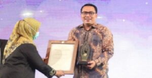 DPRD Provinsi Jawa Barat terus berupaya meningkatan dan memotivasi kinerja para anggotanya, satu di antaranya melalui Badan Kehormatan (BK) Award yang diadakan dalam dua tahun terkahir. Dengan begitu, prestasi para anggota DPRD yang sebenarnya bukan dilihat dari raihan suara di Dapil tetapi melalui pelaksanaan kinerja. Melalui ajang tersebut menghantarkan Yosa Octora Santono Anggota Fraksi Partai Demokrat DPRD Provinsi Jabar,mendapatkan penghargaan dari Badan Kehormatan (BK) Award karena dinilai memiliki kinerja baik sebagai legislator. Pemberian penghargaan tersebut dilakukan dalam Malam Penganugerahan BK Award 2021 yang berlangsung di Ballroom Hotel Intercontinental, Dago Pakar Bandung, Kamis (17/3/2022) malam. Yosa legislator muda partai berlambang bintang merzy dalam penganugerahan tersebut mendapatkan penghargaan 'Apresiasi Kehormatan Atas Kinerja Terbaik sebagai Anggota Dewan Perwakilan Rakyat Daerah Provinsi Jawa Barat Pada Tahun Sidang 2020-2021'.