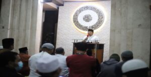 Pelaksana Tugas (Plt) Wali Kota Bandung, Yana Mulyana berharap umat muslim memakmurkan masjid selama Ramadan ini. Namun umat muslim tetap wajib menerapkan protokol kesehatan. "Di masa pandemi ini saya berpesan agar tetap melaksanakan protokol kesehatan selama berkegiatan," katanya usai salat Isya berjamaah di Masjid Al Latief, Minggu 3 April 2022 malam. "Tarawih juga diperbolehkan dengan pembatasan jemaah. Begitu juga dengan salat Idulfitri mendatang," tambah Yana. Yana mengungkapkan, situasi pandemi Covid-19 di Kota Bandung relatif terkendali. Hal tersebut disampaikan "Situasi pandemi covid-19 saat ini relatif terkendali. Ketika pertengah bulan Februari 2022, mencapai 1.736 kasus per hari. Namun untuk bulan kemarin (Maret) sangat signifikan di angka 96 kasus," katanya.