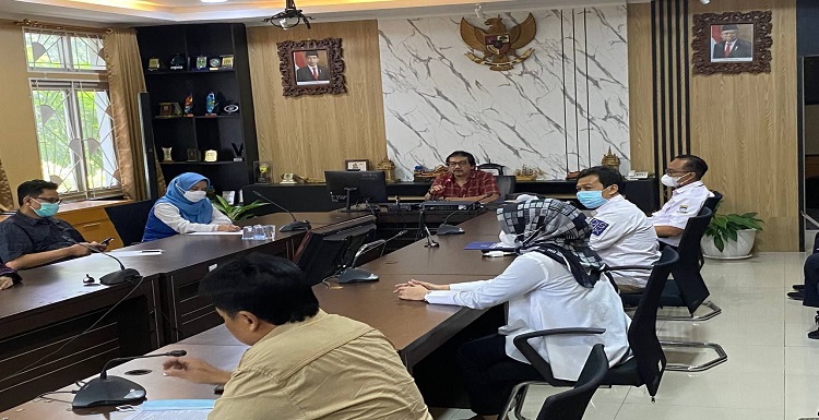 Ketua Komisi D DPRD Kota Bandung, Aries Supriyatna menilai bahwa dunia pendidikan Kota Bandung bergantung pada political will dari pemimpin. Keberpihakan tersebut akan mempengaruhi maju mundurnya sektor pendidikan. Hal itu ia sampaikan pada audiensi dengan Komunitas Pemerhati Pendidikan (KPP) Kota Bandung, di Gedung DPRD Kota Bandung, Rabu (13/4/2022). Dalam kesempatan tersebut juga hadir perwakilan dari Dinas Pendidikan dan BKPSDM Kota Bandung. "Solusinya adalah political will dari pemegang kekuasaan, dengan membedah berbagai persoalan pendidikan di Kota Bandung," katanya. Menurut Aries, pemimpin Kota Bandung harus punya komitmen dalam memajukan dunia pendidikan. Termasuk dukungan berbagai elemen masyarakat juga dibutuhkan.