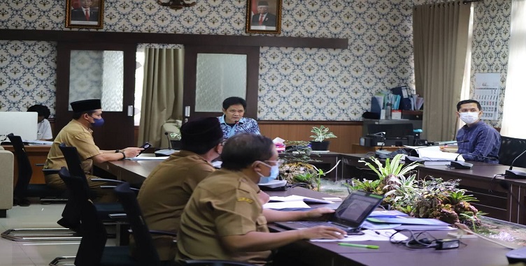 Anggota Panitia Khusus (Pansus) 12 DPRD Kota Bandung, drg. Maya Himawati, Sp.Ort., berharap dengan hadirnya Rancangan Peraturan DPRD Kota Bandung tentang Perubahan Peraturan DPRD No. 2 Tahun 2020 tentang Kode Etik, dapat memberikan dampak positif akan kinerja DPRD Kota Bandung ke depannya. Hal tersebut ia sampaikan secara virtual pada Rapat Pansus 12 DPRD Kota Bandung yang dipimpin oleh Ketua Pansus 12, Dudy Himawan, di Gedung DPRD Kota Bandung, Senin (4/4/2022). "Harapannya dapat memberikan dampak positif kepada DPRD Kota Bandung ke depannya," ujar Maya. Menurut Maya, kode etik memiliki peran penting dalam memandu kinerja dari anggota DPRD Kota Bandung dalam melaksanakan tupoksi dan tugasnya. "Mulai dari hal yang mendasar dan kecil juga diatur, sehingga dapat melaksanakan tugas dengan sebaik-baiknya," katanya.