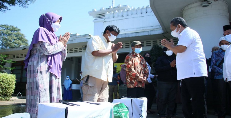 Badan Amil Zakat Nasional (Baznas) Kota Bandung bersama Pemerintah Kota (Pemkot) Bandung menyalurkan bantuan dari Pemerintah Arab Saudi. Bantuan terdiri dari 100 paket sembako. Paket yang dibagikan berupa beras 20 kg, minyak goreng 2 liter, gula pasir 1 kg, tepung terigu 2 kg, sarden 2 kaleng, kecap dan sambal 1 botol, garam ½ kg, serta mie instan 3 dus. Penyerahan bantuan dilakukan oleh Pelaksana Tugas Wali Kota Bandung, Yana Mulyana di Balai Kota Bandung, Rabu 13 April 2022. Yana menyampaikan ucapan terima kasih serta mengapresiasi dengan adanya bantuan paket pangan kepada warga Kota Bandung. "Terima kasih kepada Raja Salman atas bantuan yang diberikan melalui Baznas kepada warga Kota Bandung yang terkena dampak sosial ekonomi Covid-19," ujar Yana.