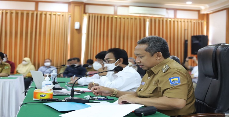 Pemerintah Kota (Pemkot) Bandung berkomitmen untuk terus mengoptimalkan produksi pertanian. Salah satunya dengan memanfaatkan lahan sawah abadi dan lahan sawah dilindungi (LSD). Hal ini disampaikan Pelaksana Tugas (Plt) Wali Kota Bandung, Yana Mulyana selepas berkunjung ke Kantor Wilayah Badan Pertanahan Nasional (BPN) Jawa Barat, Selasa, 12 April 2022. Yana menjelaskan, rata-rata sawah yang berada di Kota Bandung merupakan sawah tadah hujan karena tidak memiliki lahan irigasi teknis. Sehingga produktivitasnya hanya bisa menghasilkan satu kali panen per tahun. "Apalagi kalau kemarau, produksinya pasti rendah hanya 2-3 ton per sekali panen. Dengan memanfaatkan teknologi untuk mengelola 30,7 ha sawah abadi di Kota Bandung, kita bisa sampai tiga kali panen per tahun," jelas Yana. Berdasarkan Kepmen ATR/BPN No. 1589/SK-HK.02.01/XII/2021, Kota Bandung juga memiliki LSD seluas 673,37 ha. Sebagian besarnya telah dimanfaatkan untuk menunjang pembangunan Kota Bandung. "Beberapa lahan memang sudah kami alihkan untuk infrastruktur, perluasan TPU, dan hankam. Risiko di perkotaan memang lahan yang terbatas karena statusnya sebagai metropolitan, ini berdampak juga pada laju pertumbuhan ekonominya tinggi," ungkapnya.